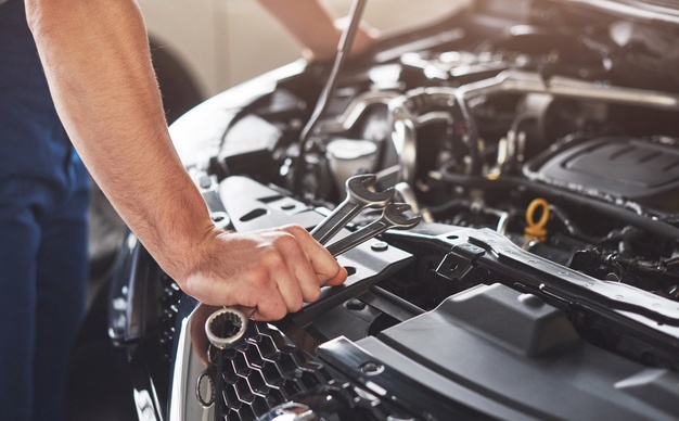 Professional mechanic performing car engine repair in Dubai at Best Car Garage Dubai.